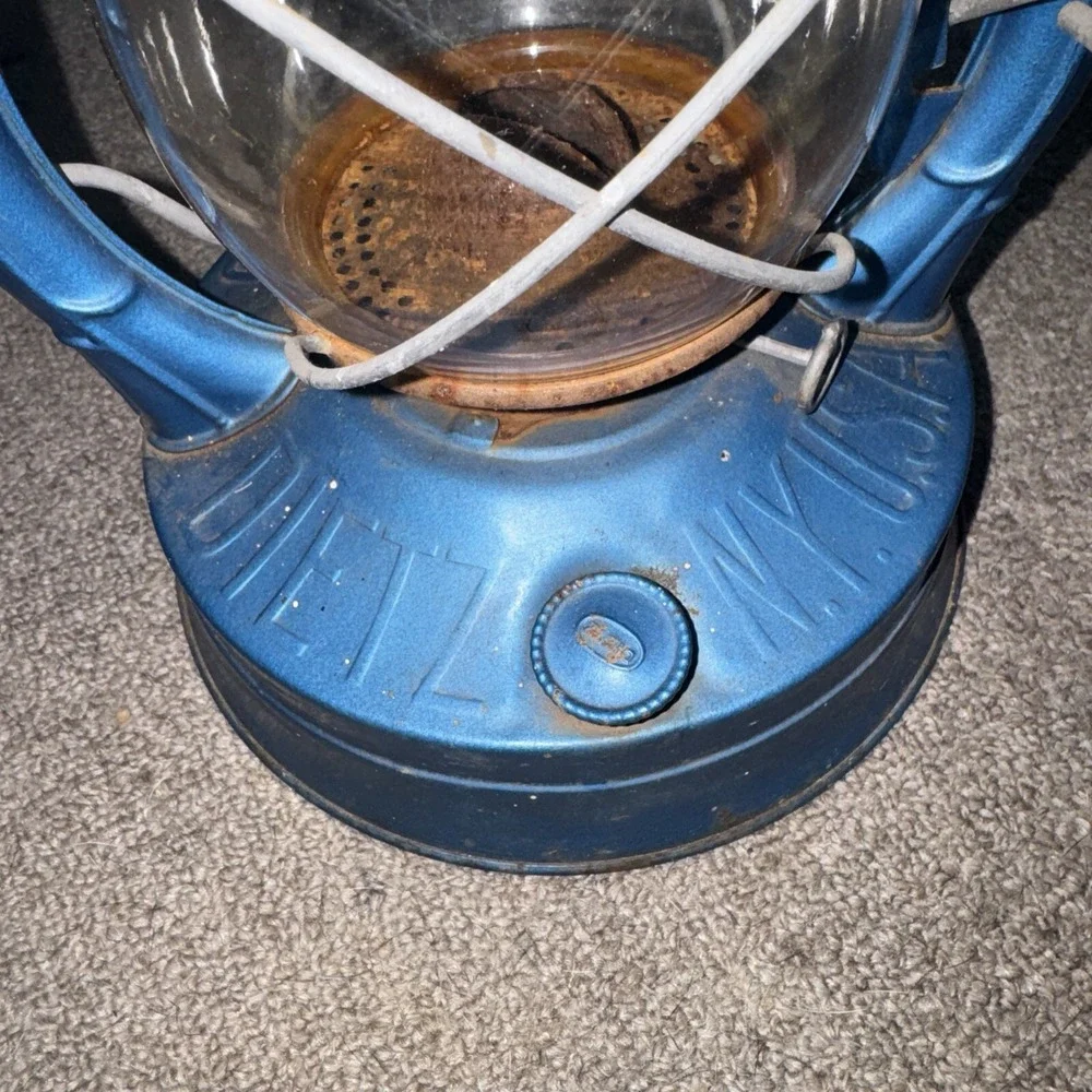 Vintage Dietz Blue No.8 D-LITE Kerosene Lantern Lamp NY USA Original Globe Broke